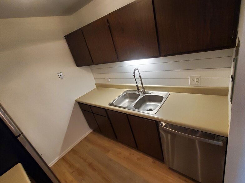 Building Photo - 216 Shorewood Dr