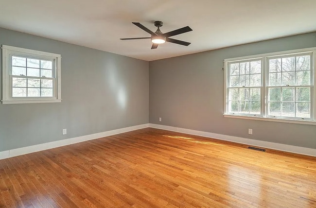 Building Photo - Mills River Rental!