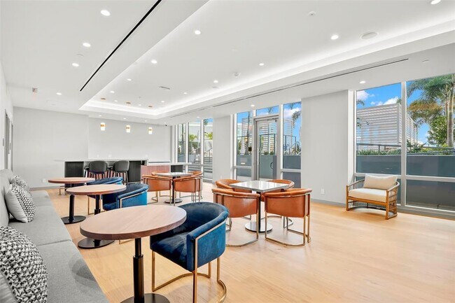 Building Photo - 400 Central Ave