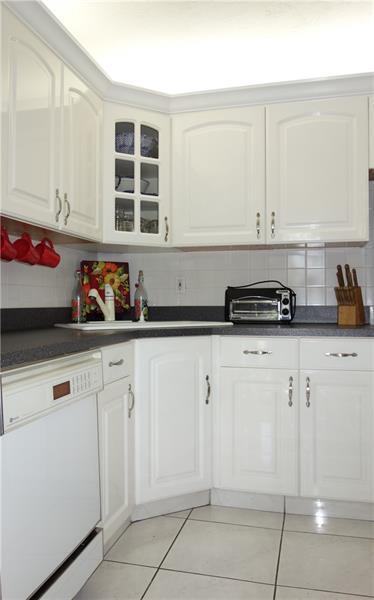 Building Photo - 2901 S Palm Aire Dr