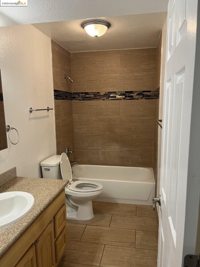 Building Photo - 1207 Lakeview Cir