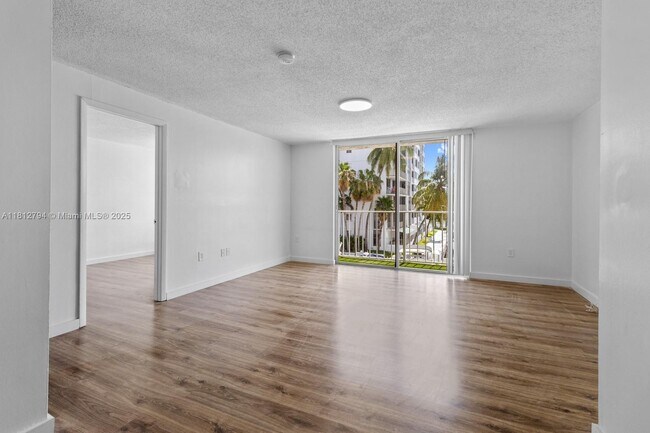 Building Photo - 1720 NW N River Dr