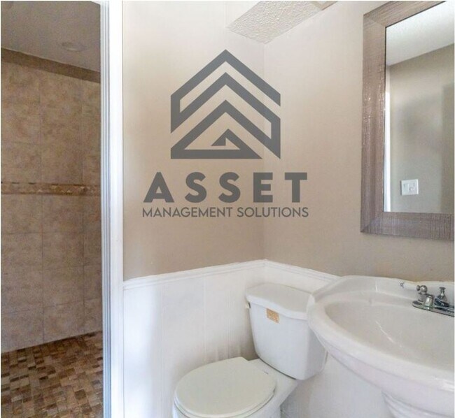 Building Photo - Cute 4 bedroom House