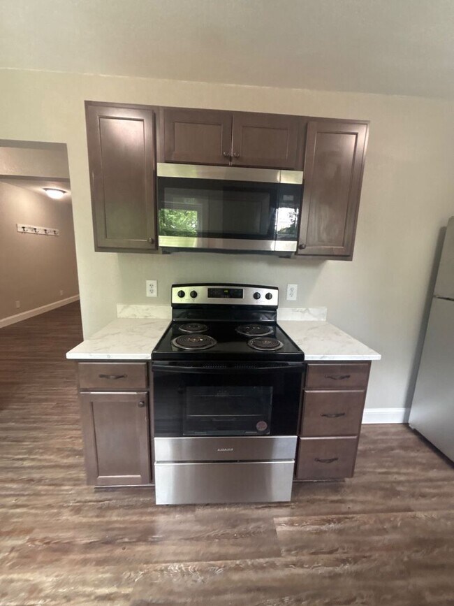 Building Photo - Cute, cottage in a prime location off of Oakland Ave, near Downtown and ETSU, 2 bed/1 bath for $1...