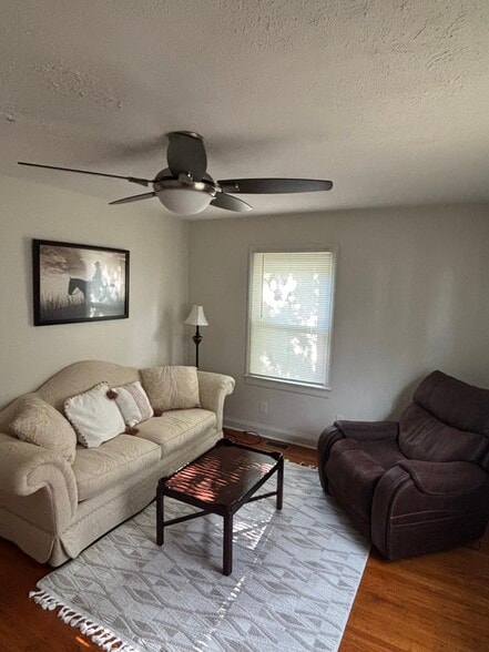Living room - 140 E Wellington Ave