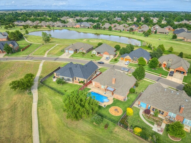 Building Photo - Fantastic home in the Fairways at Surrey H...