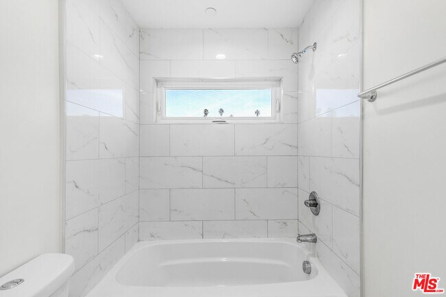 Building Photo - 1409 N Hobart Blvd