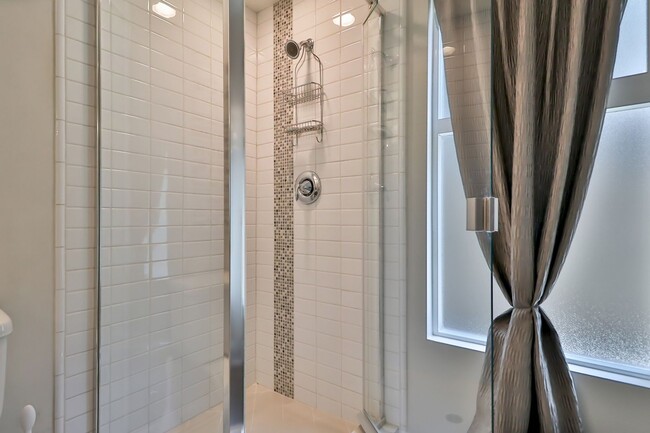 Building Photo - GORGEOUS REMODELED HOME WALKING DISTANCE T...