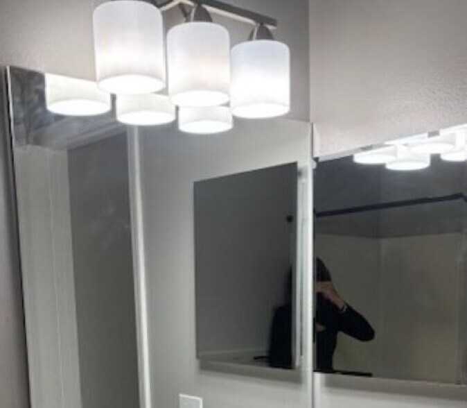 Building Photo - 105 Admiral Cir