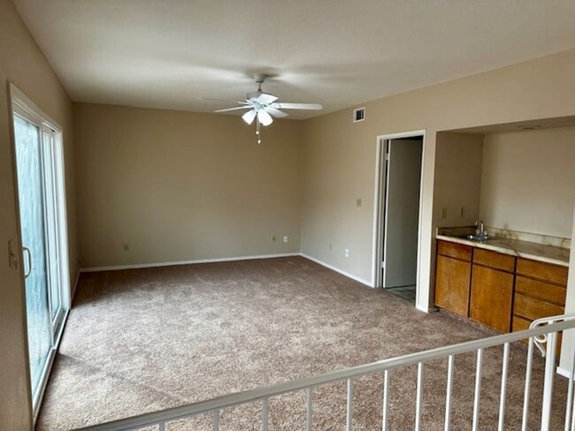 Building Photo - 4 bedroom 3 bathroom in Tracy