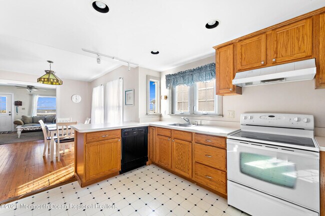 Building Photo - 1211 Ocean Ave N