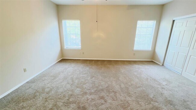 Building Photo - 17629 Red Oak Dr