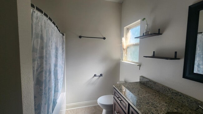 Building Photo - 2133 Janet St