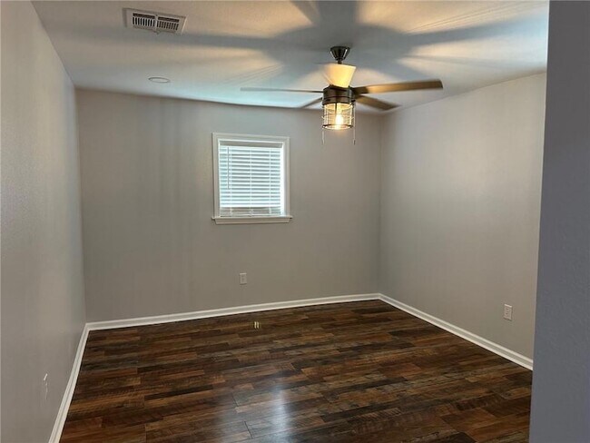 Building Photo - 834 Vallette St