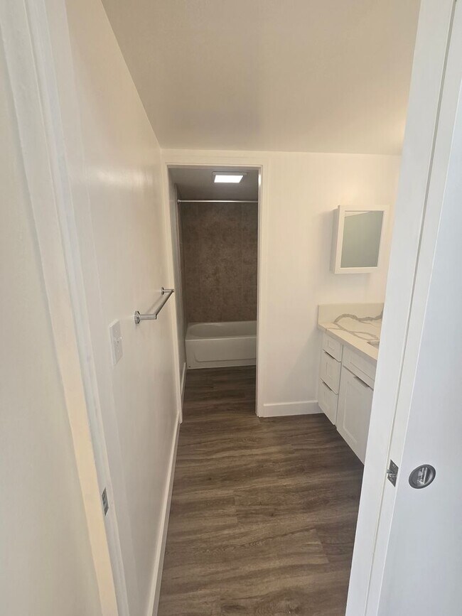 Building Photo - Conveniently located and secured 1-bedroom...