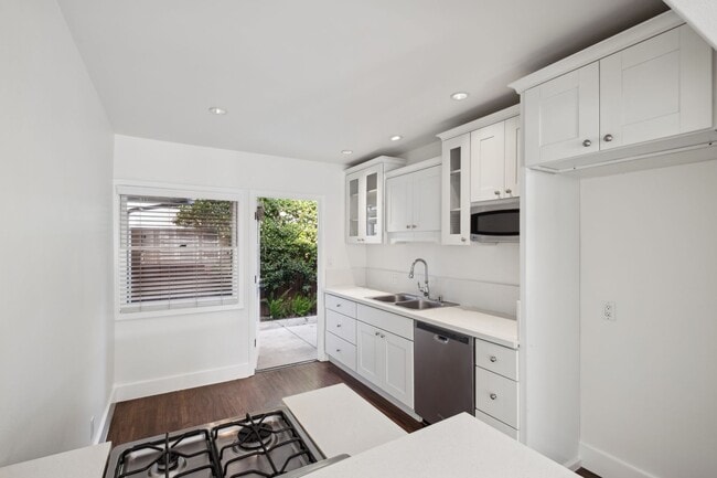 Building Photo - 2000 Clay St