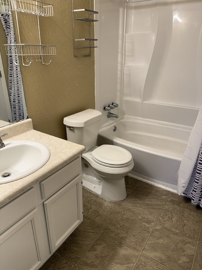 Building Photo - Newly Updated 2 Bedroom 1 Bath Condo Close to Downtown Elizabeth!