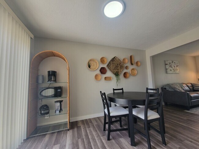 Building Photo - Newly Renovated Townhouse - Pet Friendly!!
