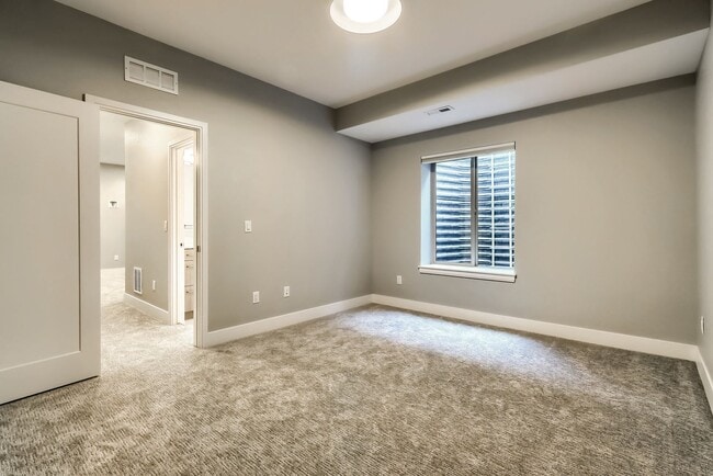 Building Photo - 3 bedroom Townhome + 2 Large Flex Spaces &...