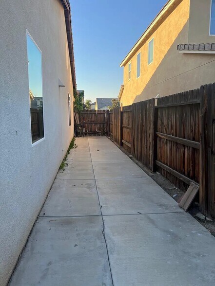 Building Photo - 5117 Gold Creek Way