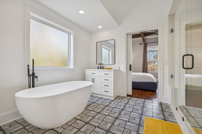 Building Photo - 594 Lake Haven Dr