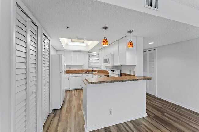 Building Photo - 700 Uno Lago Dr