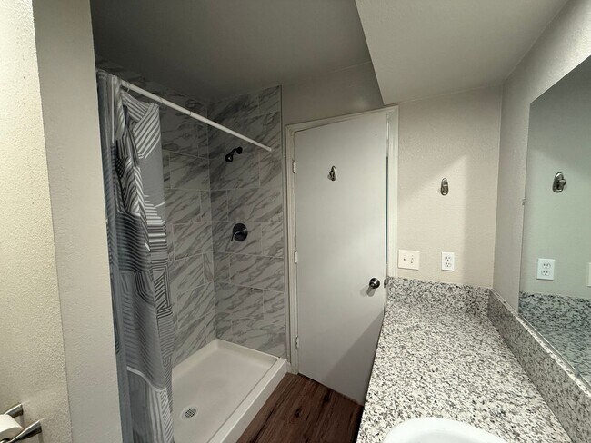 Building Photo - Updated 2-bedroom condo in gated community!