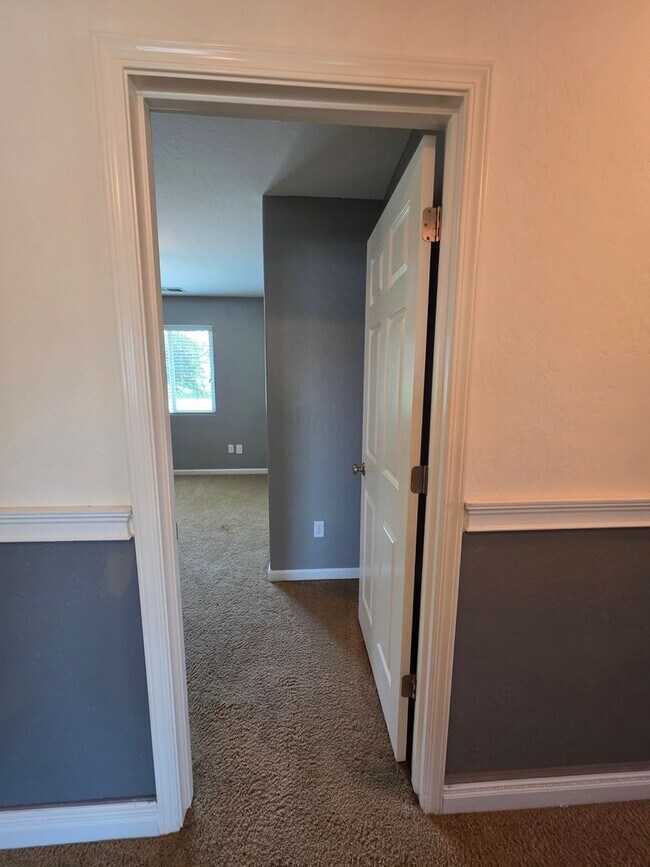 Building Photo - 4 bedroom 3 bathroom in SE Visalia!
