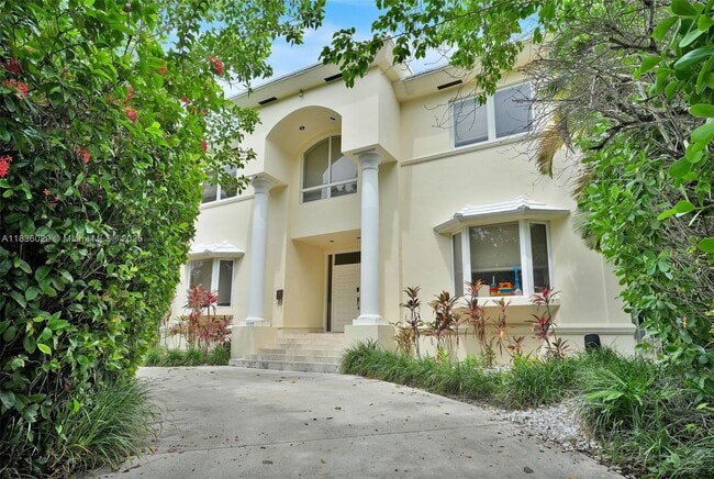Primary Photo - 5555 La Gorce Dr