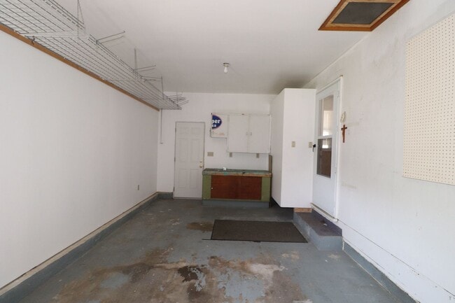 Building Photo - Spacious Home for rent!