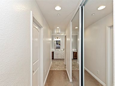 Building Photo - Recently updated, 3 bed 3 bath highly desi...