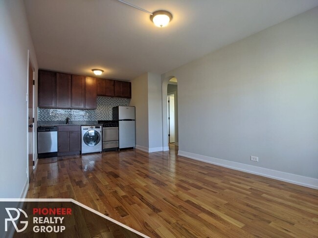 Building Photo - 556 W Arlington Pl
