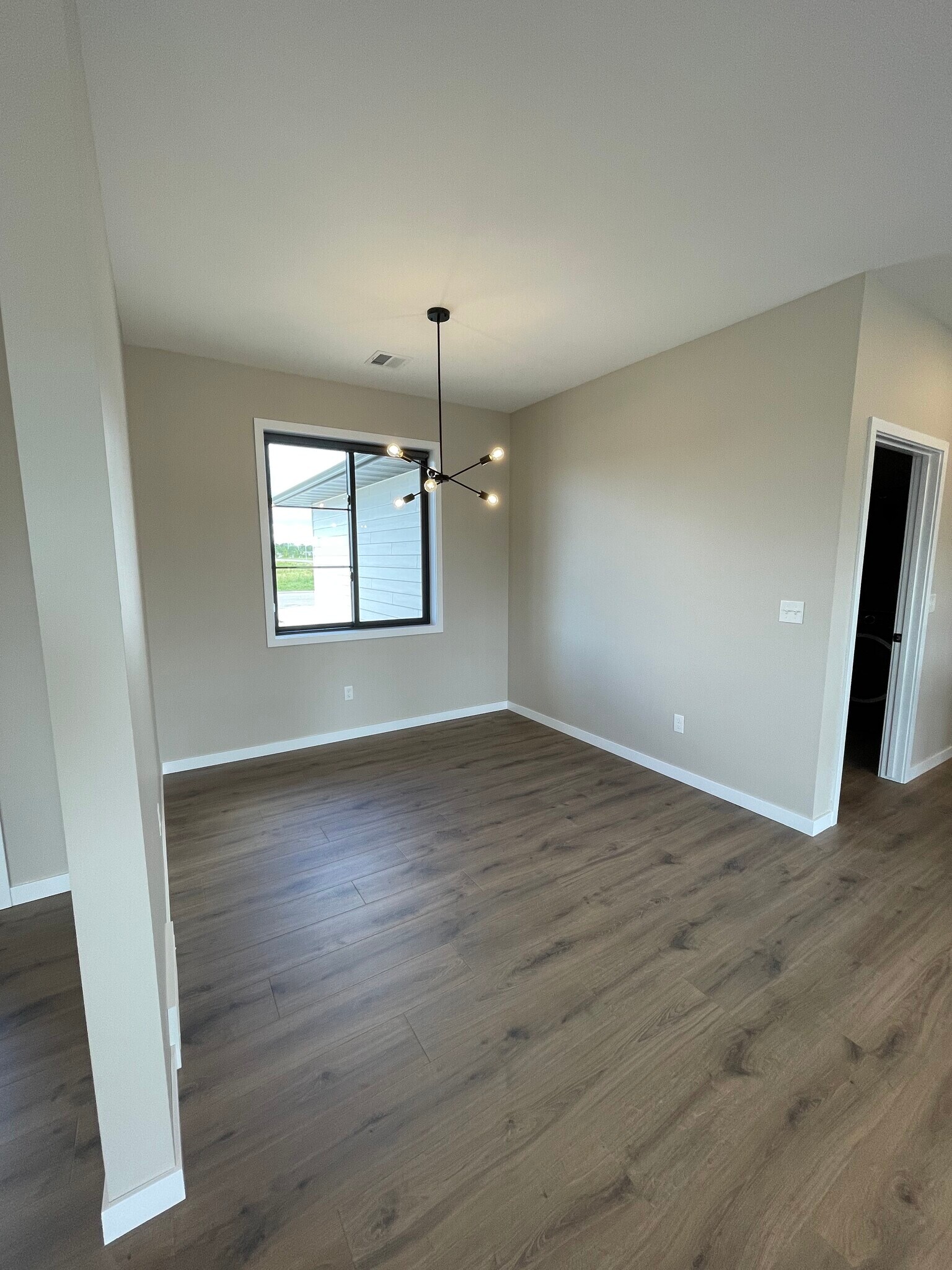Building Photo - 328 E Blue Bell Dr