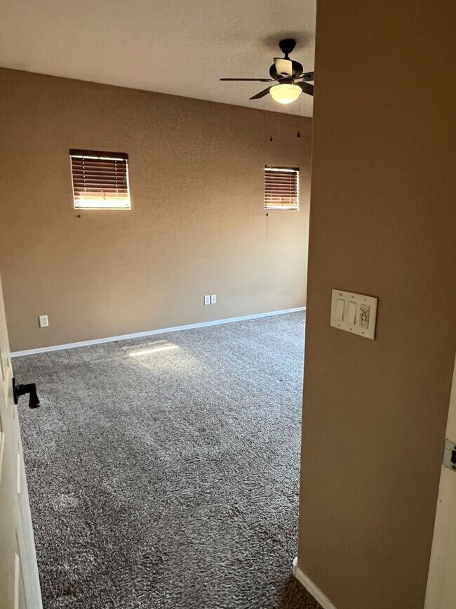 Building Photo - Desirable Chandler Location!