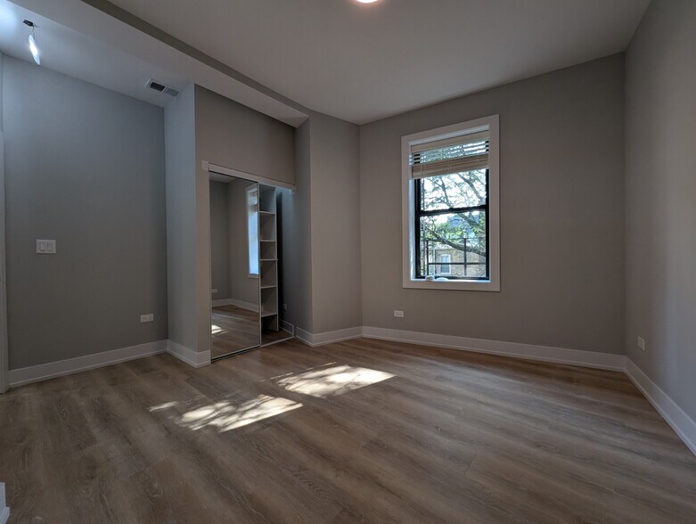 Building Photo - 421 W Belden