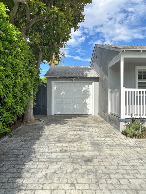 Building Photo - 5857 Balcom Ave
