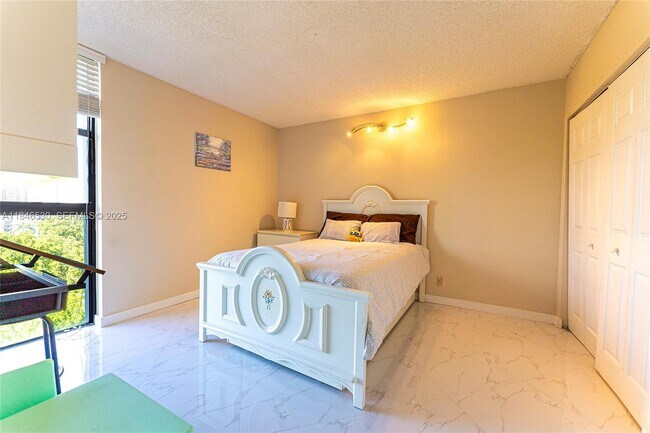 Building Photo - 20225 NE 34th Ct