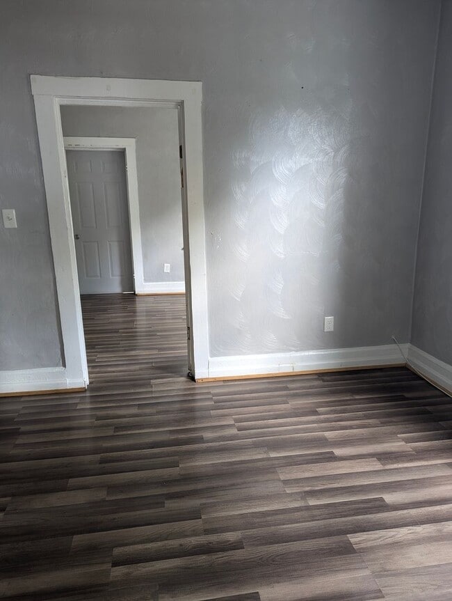 Building Photo - MOVE IN READY 4 Bedroom in the Heart of Portsmouth!