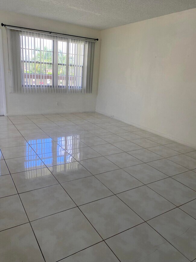 Building Photo - 528 Mansfield M