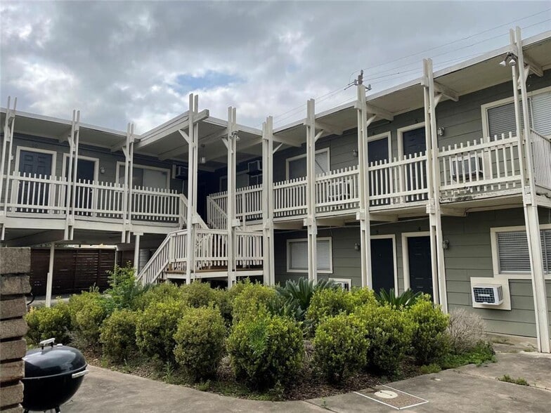 Interior Photo - 2006 Sul Ross St, HOUSTON, TX 77098