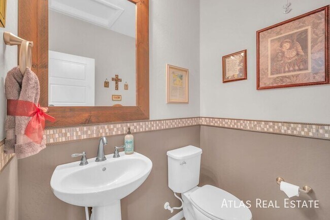 Building Photo - 16961 W Holly St