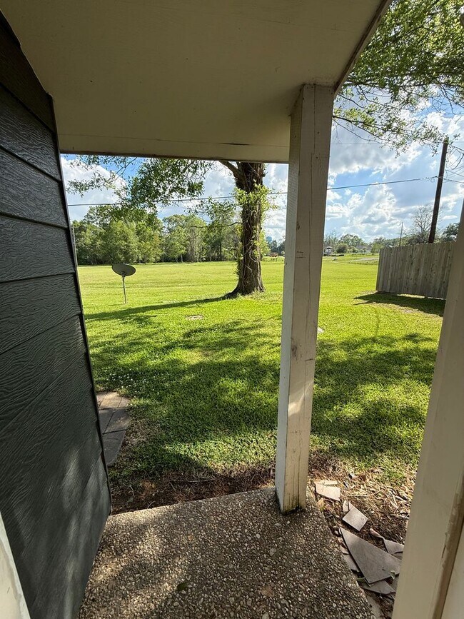 Building Photo - 1110-1112 Willow Creek Dr