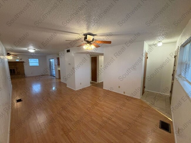 Building Photo - Cute 3 bedroom 2 bath brick home.