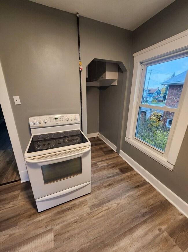 Building Photo - 1571 Dille Rd