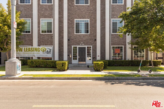 Building Photo - 630 W 28th St