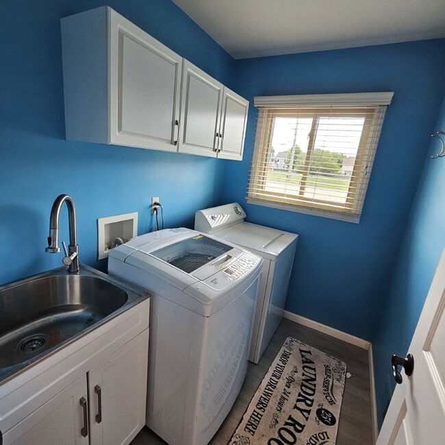 Building Photo - 3 Bedroom, 2 Bathroom Brick Ranch w/ Overs...