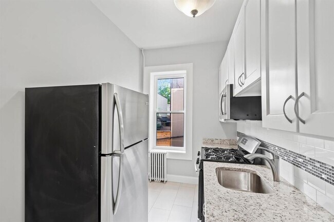 Building Photo - 284 3rd St