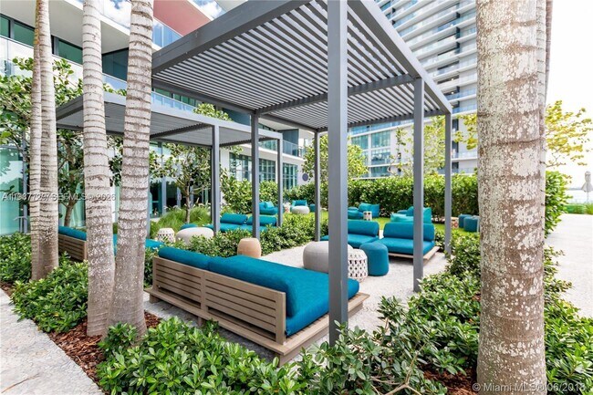 Building Photo - 650 NE 32nd St