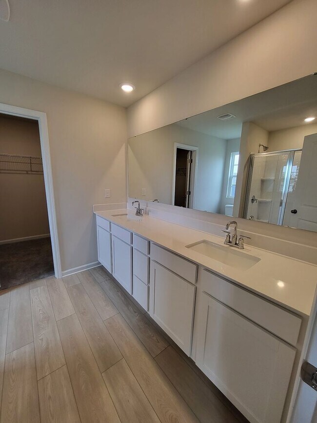 Building Photo - Stunning 5BR/3BA Home located in Statesville