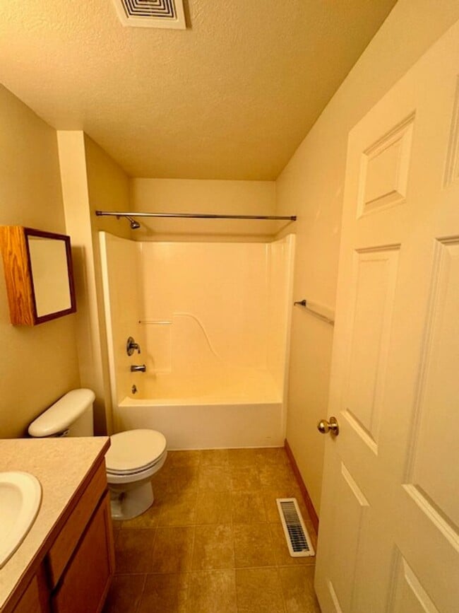 Building Photo - 2 Bedroom, 2 Bathroom Townhouse